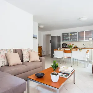  Apartamento Spacious 3-bedroom With Courtyard In - Perfect For Families